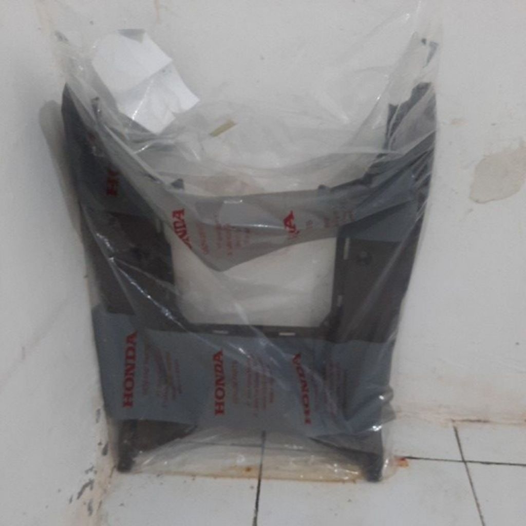 Bordes Injekan kaki depan Honda Scoopy Prestige Putih  2020-2024