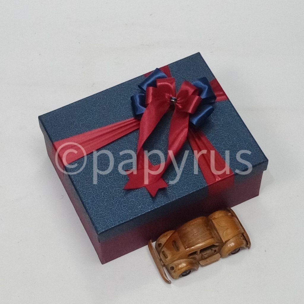 

PAPYRUS Kombinasi 20x25 Tinggi 20cm Kotak Kado Gift Box Hardbox Hampers Hadiah V2