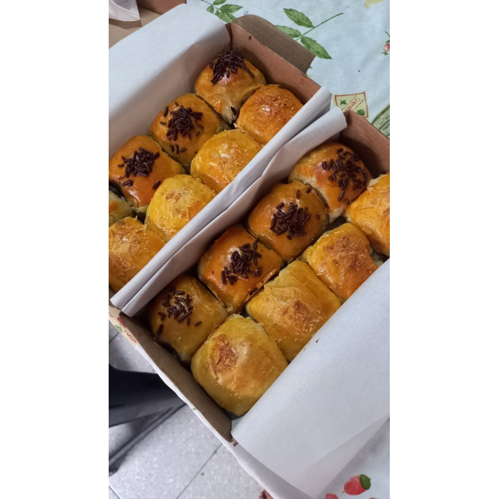 

[Hanya Kirim Area Jawa] Mix Bolen Pisang Coklat + Bolen Pisang Keju Isi 8/Box uk 20 x 10