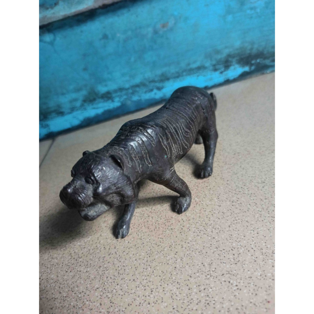 patung macan warna hitam bahan kuningan untuk pajangan