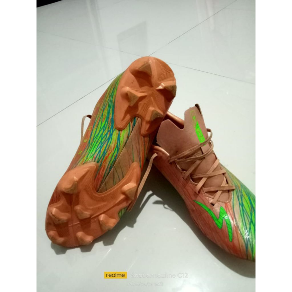 sepatu bola SPECS alpha