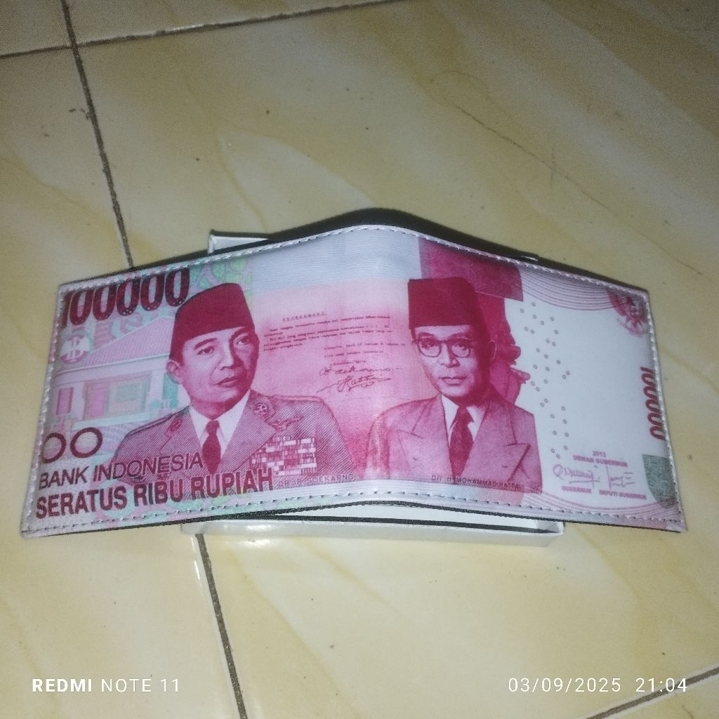 Dompet uang unik bergambar uang 100 ribu
