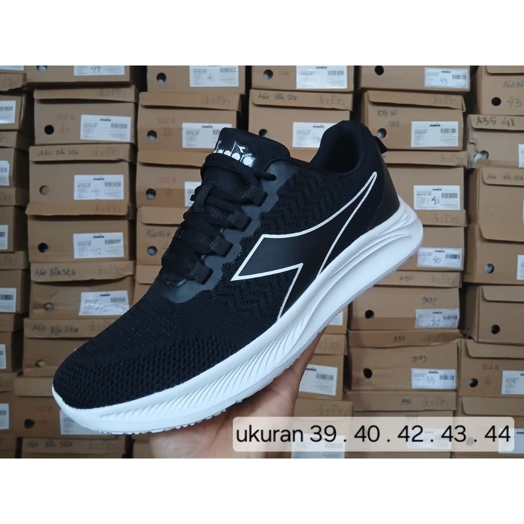 sepatu sport runing olahraga pria diadora hitam original