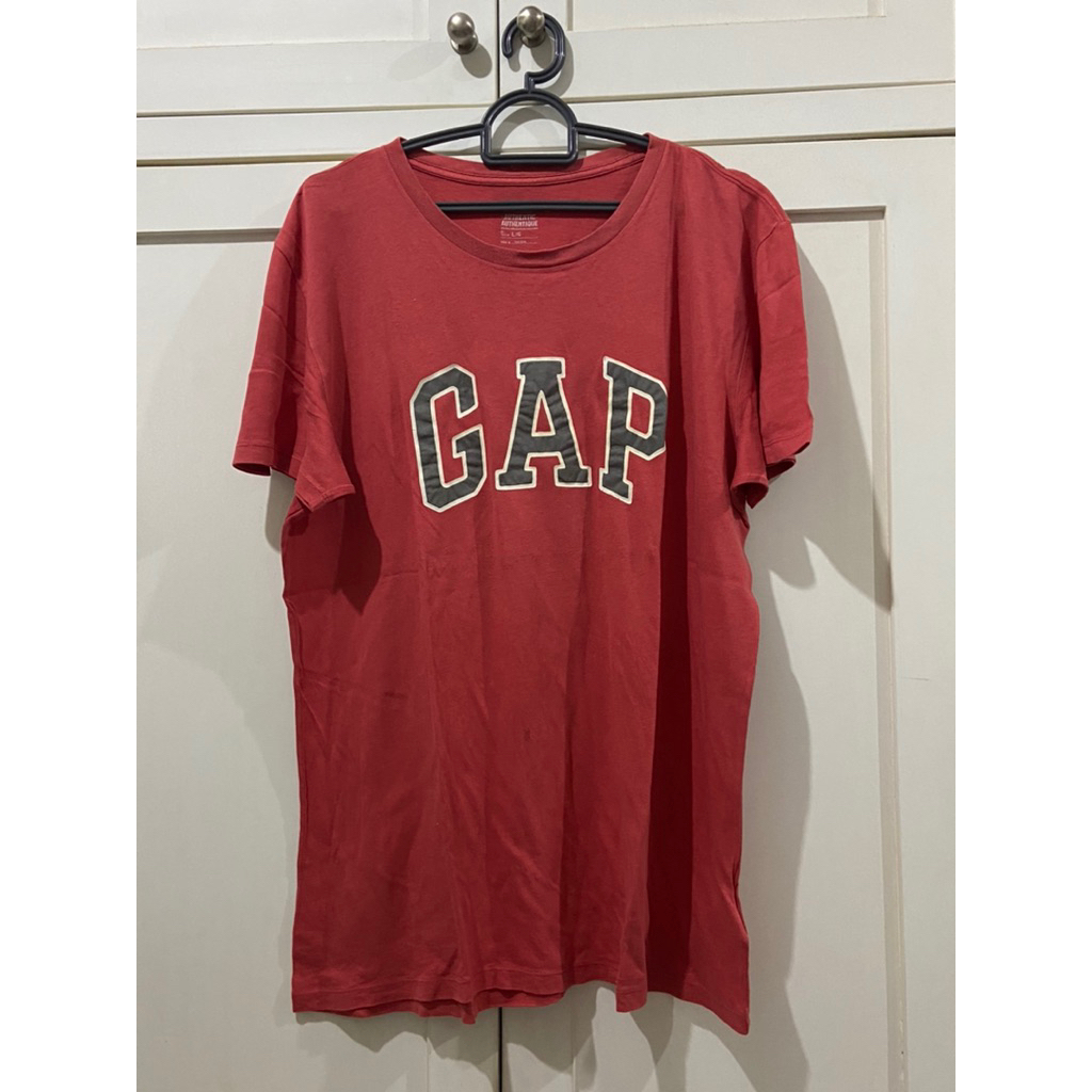 PRELOVED  — red gap tshirt kaos pria merah men (defect noda minor)