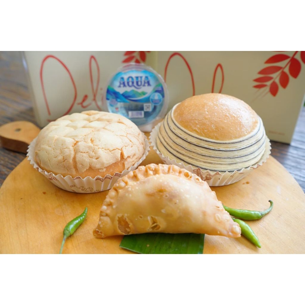 Paket Snack box 25.500 ( 2 Roti, 1 Gorengan, 1 Mineral water 220ml )