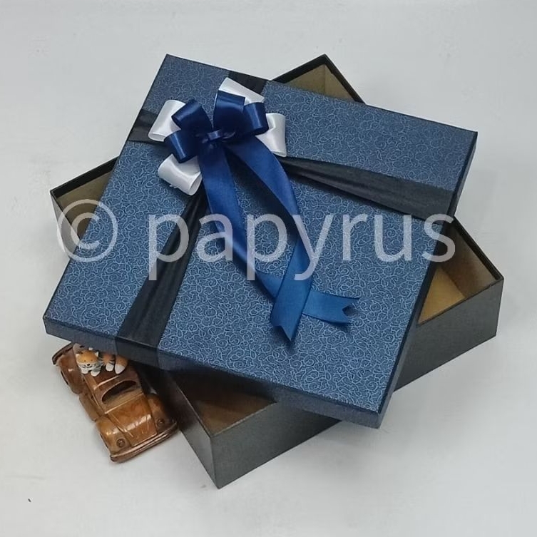 

PAPYRUS Kombinasi 30x30 Tinggi 8cm Kotak Kado Gift Box Hardbox Hampers Hadiah V1