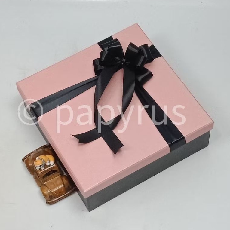 

PAPYRUS Kombinasi 30x30 Tinggi 10cm Kotak Kado Gift Box Hardbox Hampers V2