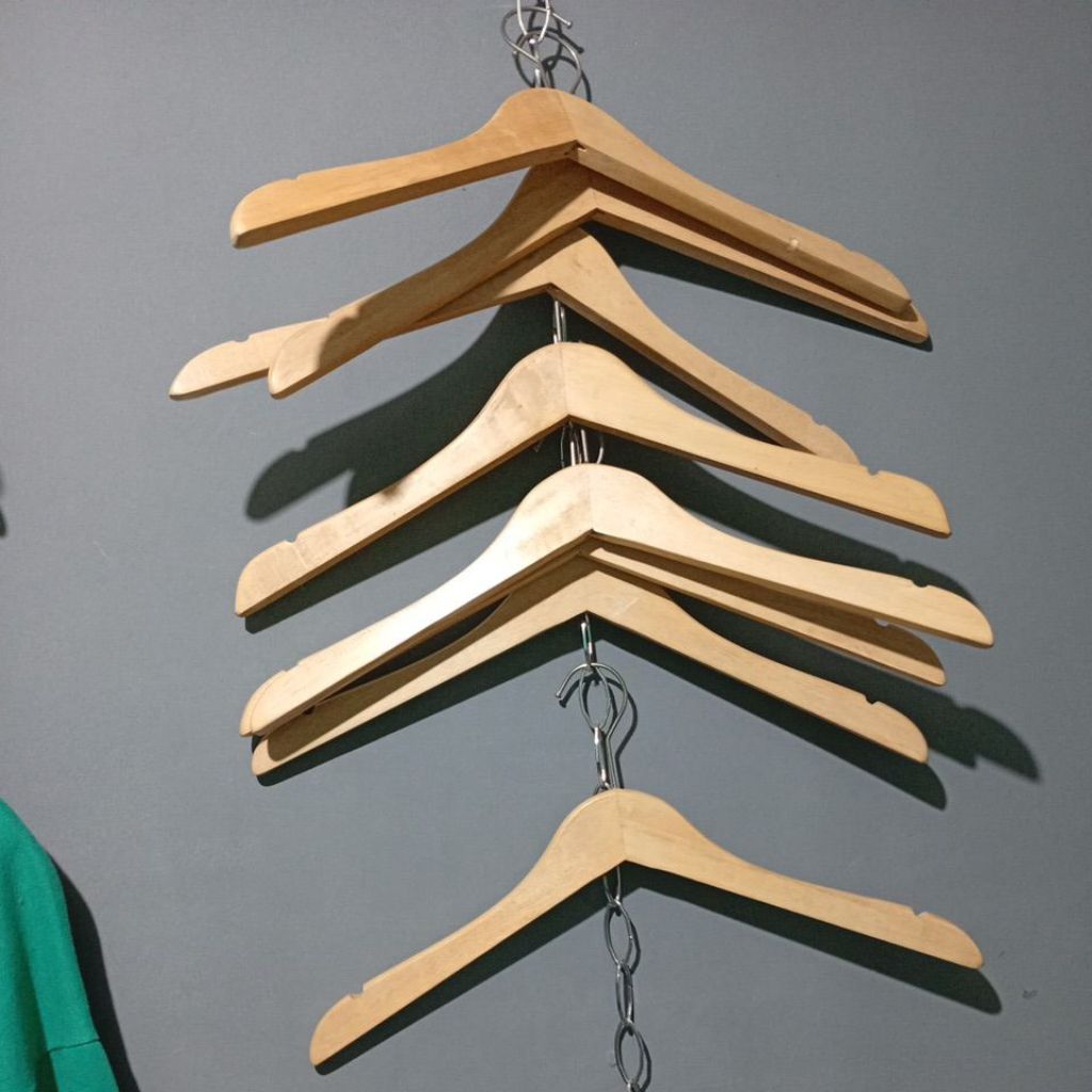 hanger kayu bekas