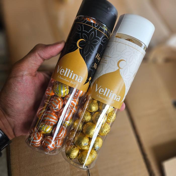 

Vellina Chocolate Ball Toples 250 g – Isi ±50 Coklat Bola, Camilan Manis dan Hampers