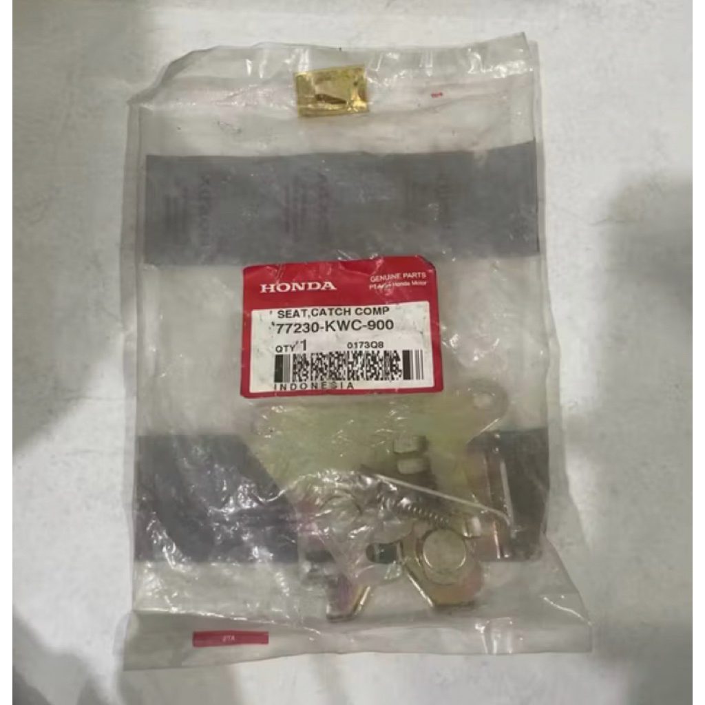 77230KWC900 Seat Cath Comp - Piting Sadel CS1 77230-KWC-900 KUNCI JOK HONDA CS1 ORIGINAL AHM