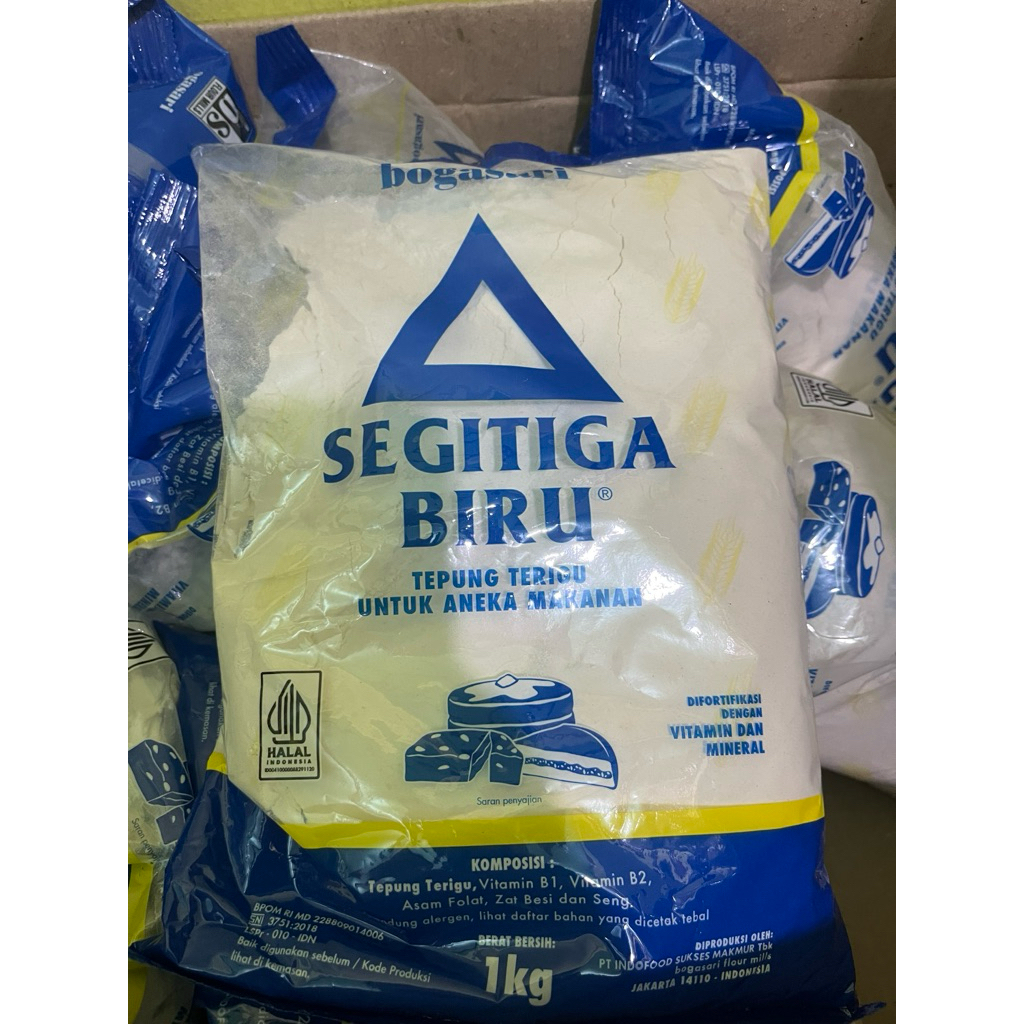 

Tepung terigu kemasan Segituga Biru 1 KG