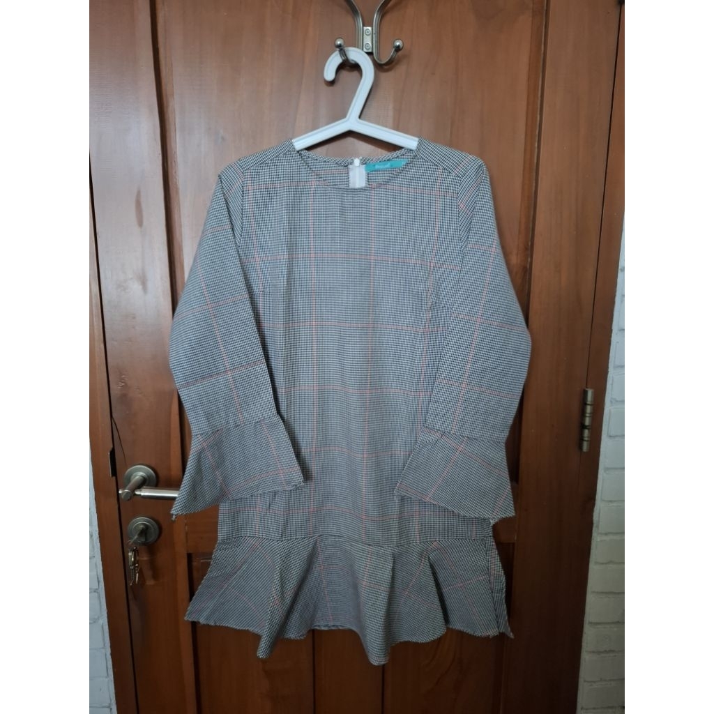 Blouse Ruffle Kotak-Kotak