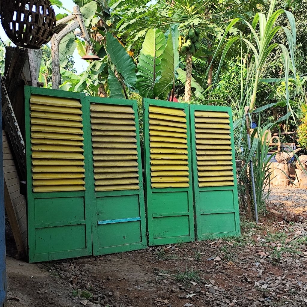 Jendela Krepyak Kayu Jati Kuno Ukuran Super Jumbo