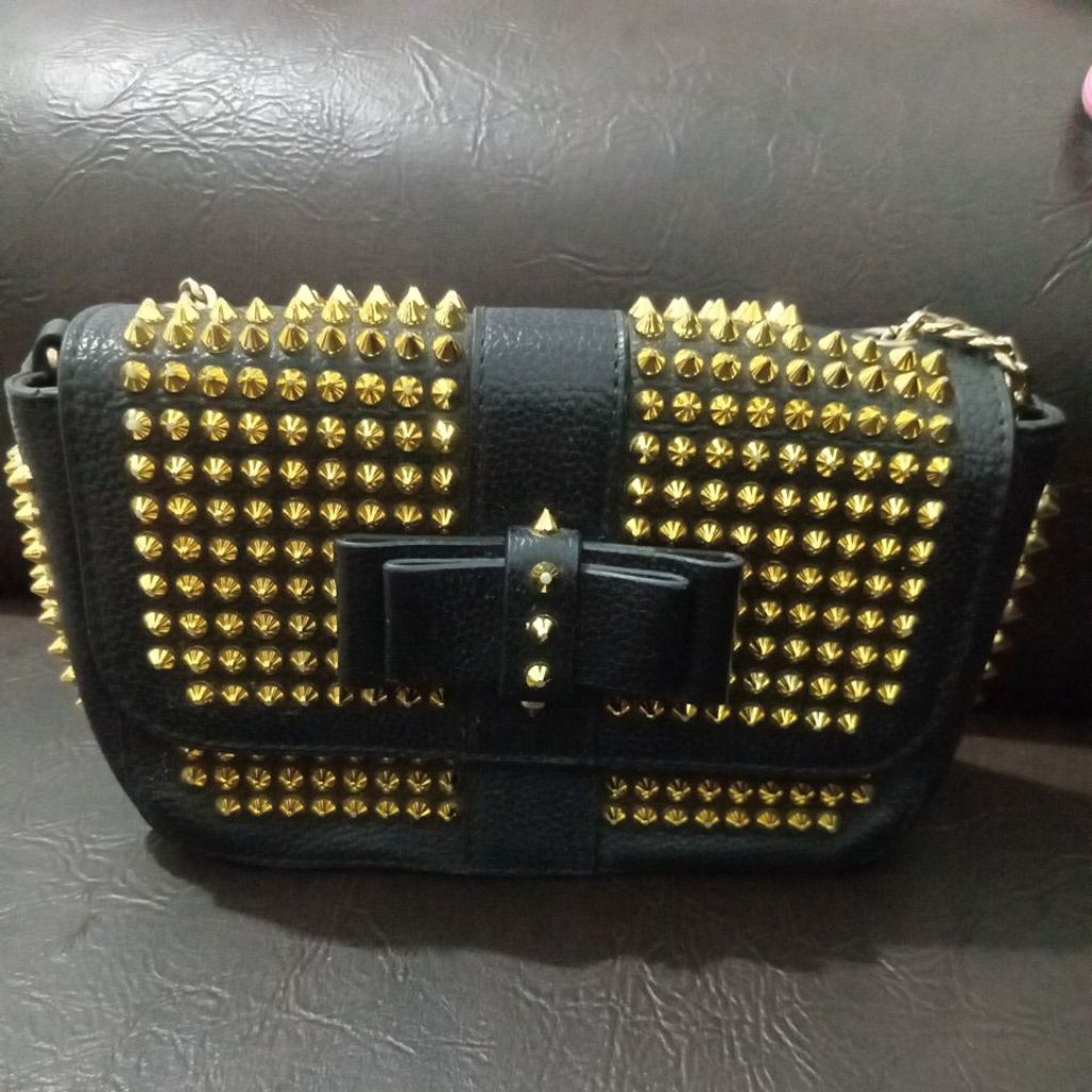 preloved tas rare ala Christian Louboutin unik fashion leather