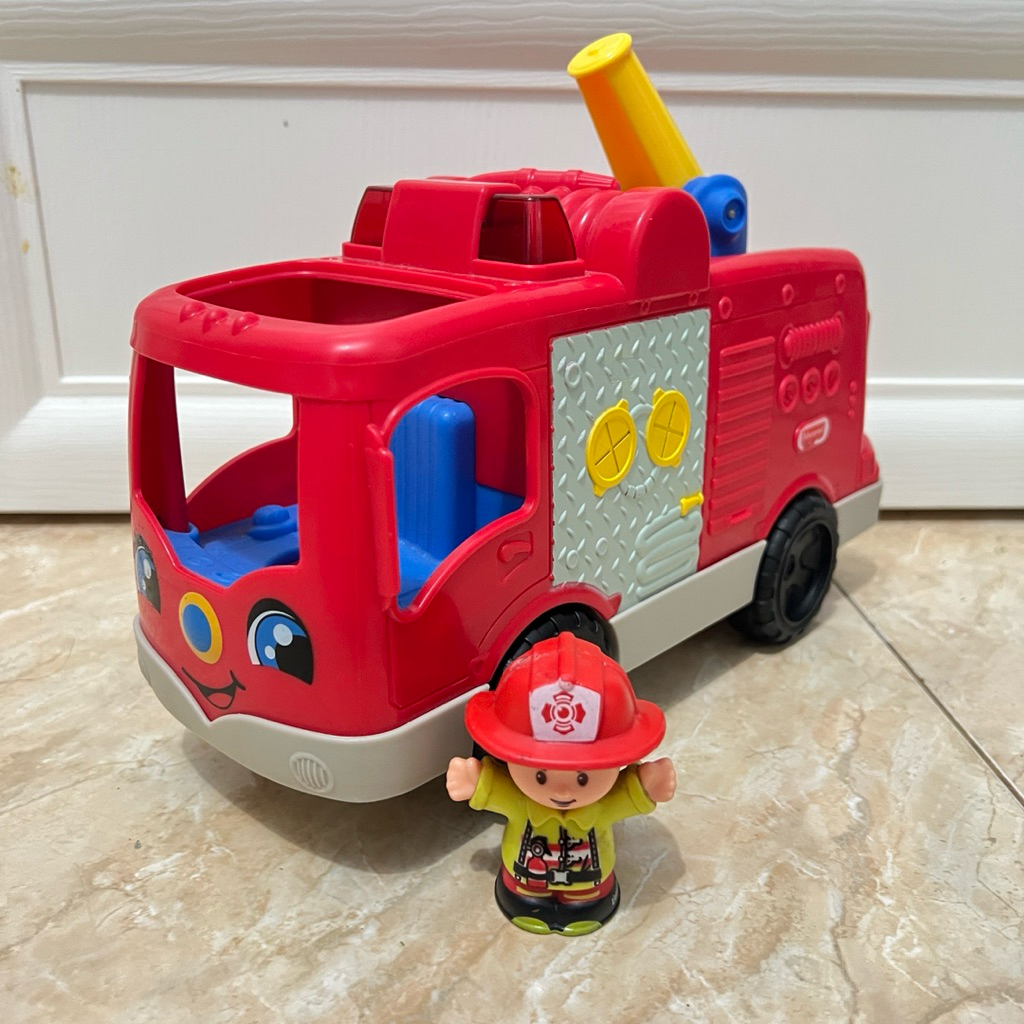 Fisher Price Little People Helping Others/ mainan mobil pemadam kebakaran/ preloved