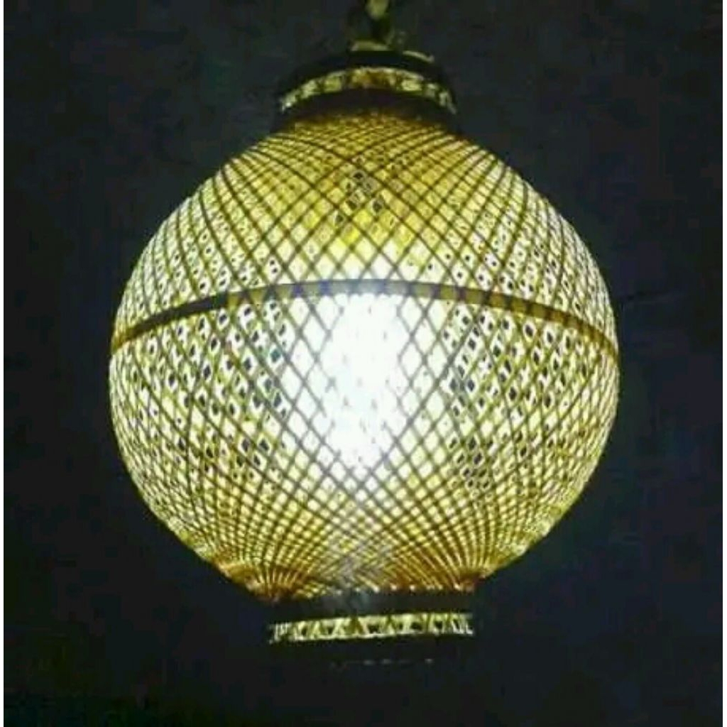 lampu lampion gantung dari anyaman bambu