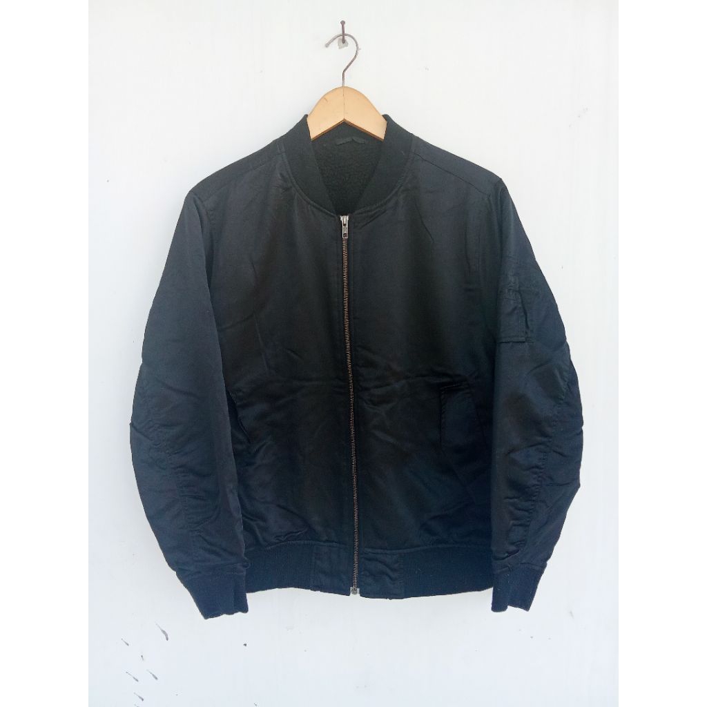 Bomber Pilot Global Uniqlo Hitam