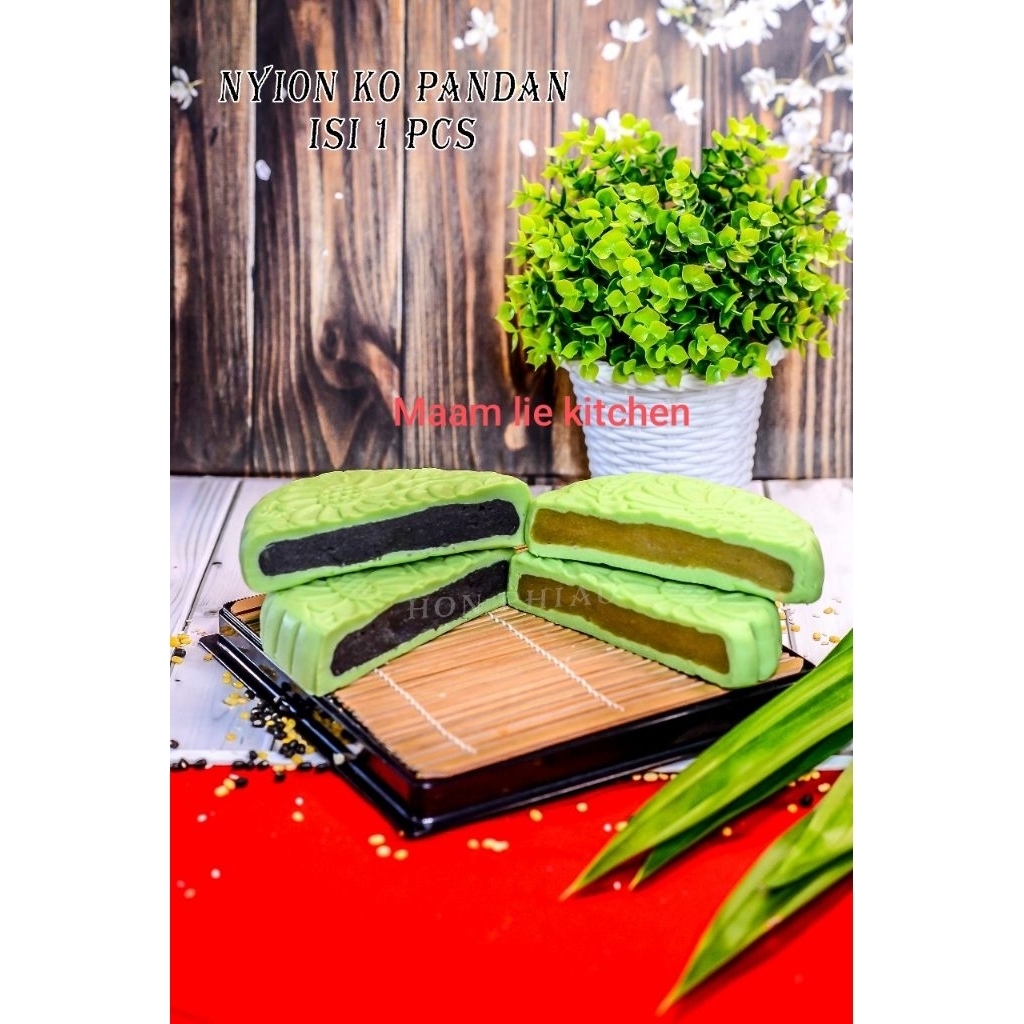 Kue bulan singkawang / nyong ko pandan isi kacang hijau & kacang hitam