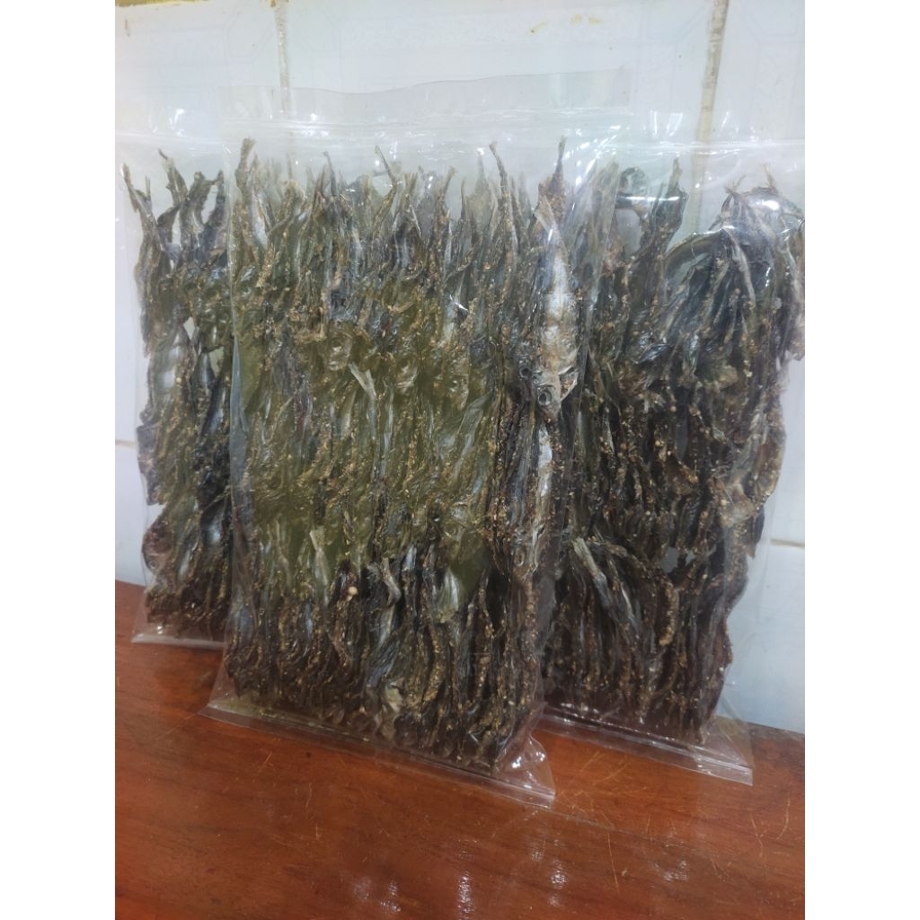 

Ikan kering Rencek khas Bawean varian Ori