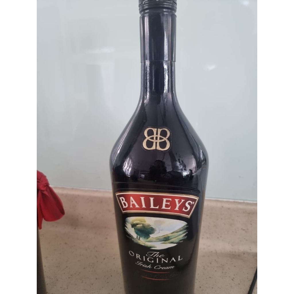 Botol bekas kosong baileys irish cream ukuran 750ml bagus buat pajangan / koleksi botol kaca