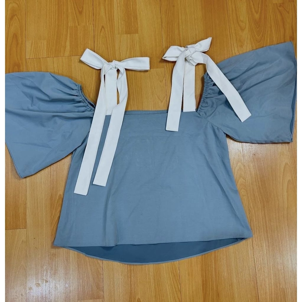 PL atasan top sabrina warna biru. bahan satin tebal. wanita