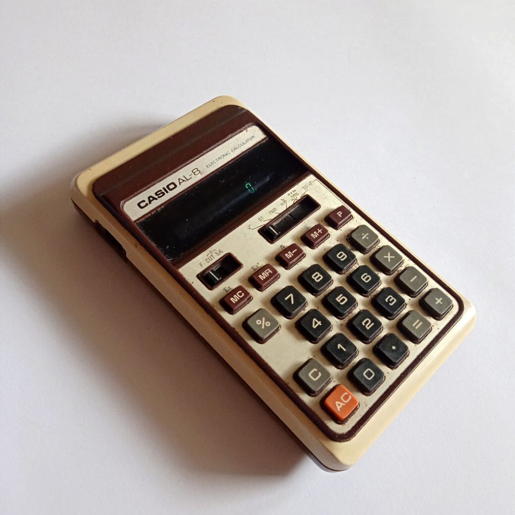 

Antik Vintage Kalkulator Jadul TOSHIBA BC-8111B Made in Japan Hidup Tidak Normal Bodi Utuh Display Only