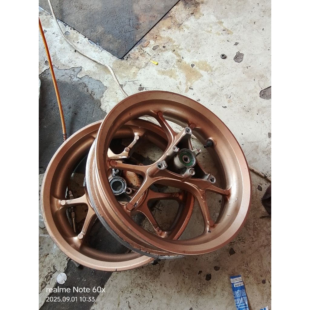 sepasang velg bekas  Yamaha nmax 2023 original