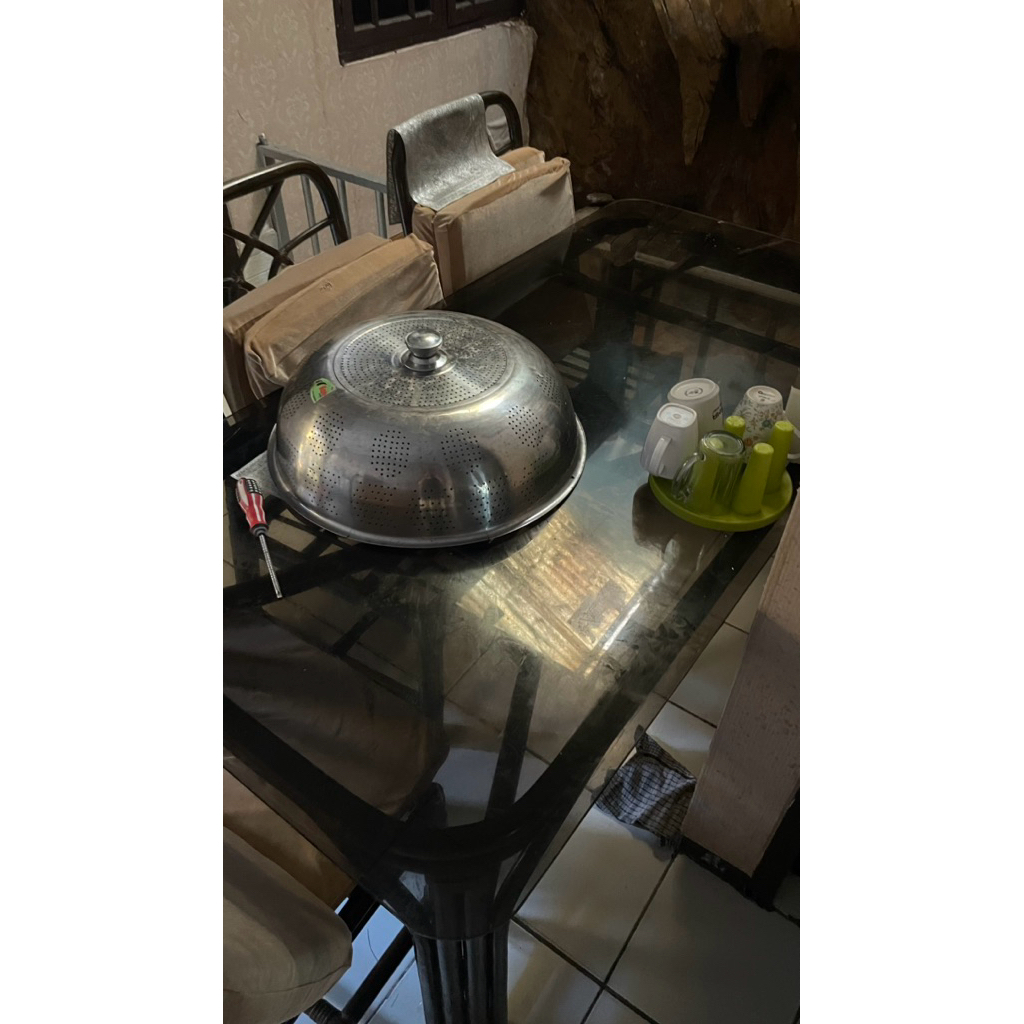 meja makan kaca 6 kursi ( minus 2 kursi)