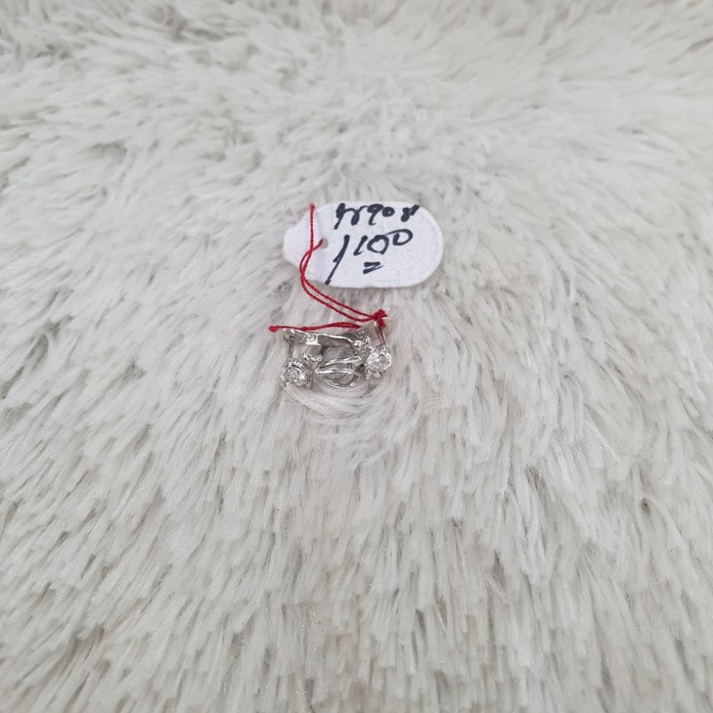 anting jepit ad whitegold emas kadar 75% berat 1,1gram