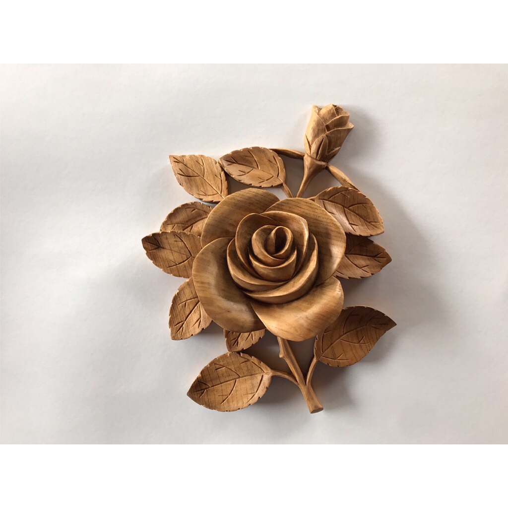 Hiasan dinding ruang tamu ukiran kayu jati model bunga mawar.