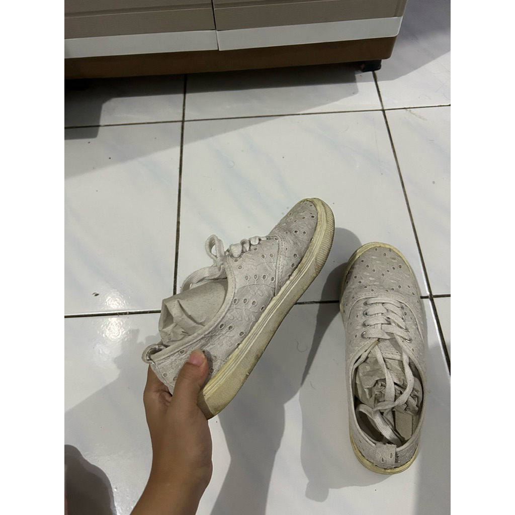 Divide HnM White Shoes Sepatu Putih Katbol Katun Sneakers Ukuran 35 Preloved