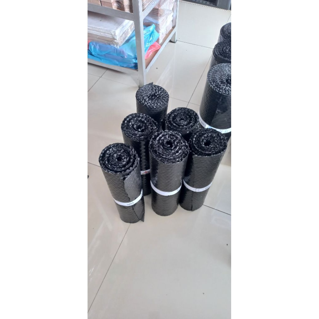 

Bubble wrap dengan spesifikasi paling tebal merk SIP ukuran 40 cm x 3 meter warna hitam