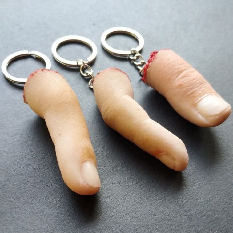 Souvenir gantungan kunci jari tangan mutilasi motip jari tengah bahan resin buat hadiah unik dan ser