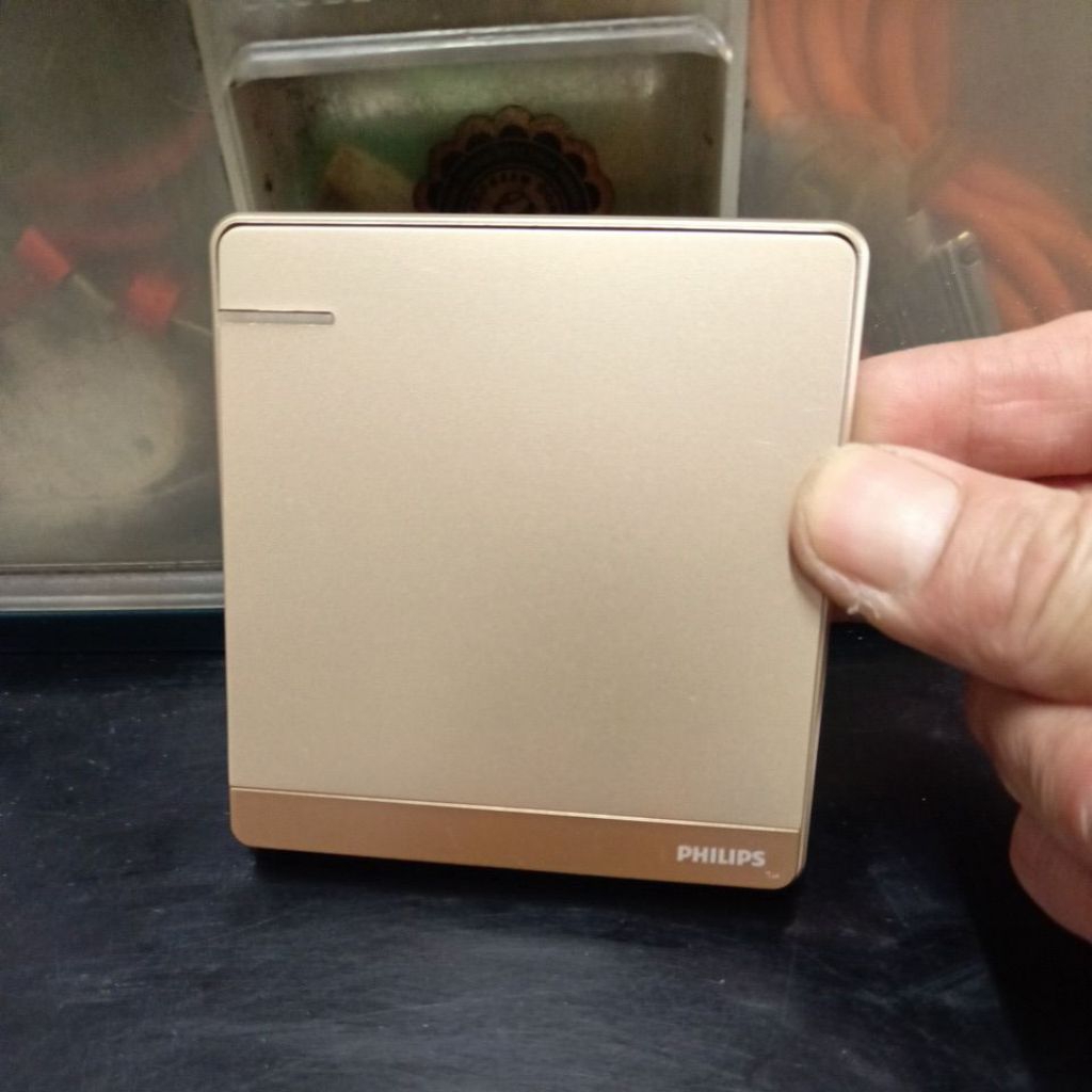 saklar ib engkel gold metalic tipe lux Philips