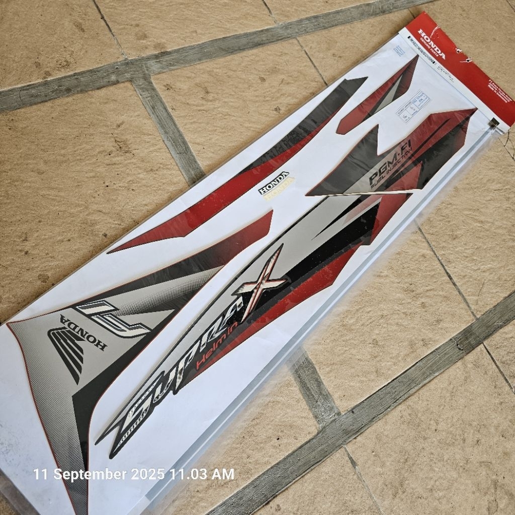Stripe body Supra X125 helm In Fi 2013 kanan. 871X0-KYZ-710ZAR