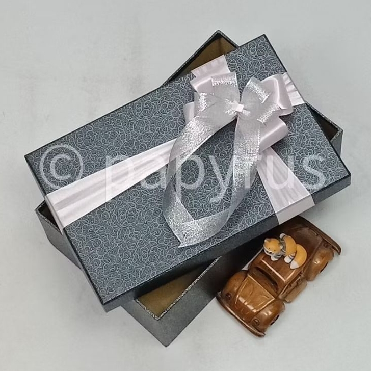 

PAPYRUS 17,5x27,5 Tinggi 5cm Kotak Kado Gift Box Hardbox Hampers Hadiah V1