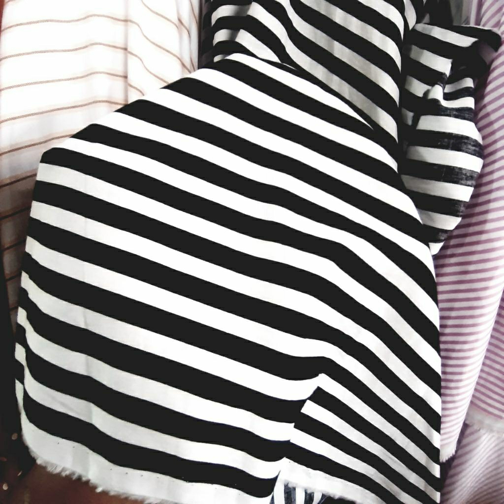 KAIN KATUN POPLIN MOTIF SALUR WARNA HITAM SISA GARMENT  - KAIN KATUN MOTIF GARIS - BAHAN KAIN MOTIF 