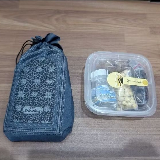 

Hampers Oleh-oleh Haji Umroh Sajadah Kurma Air Zamzam