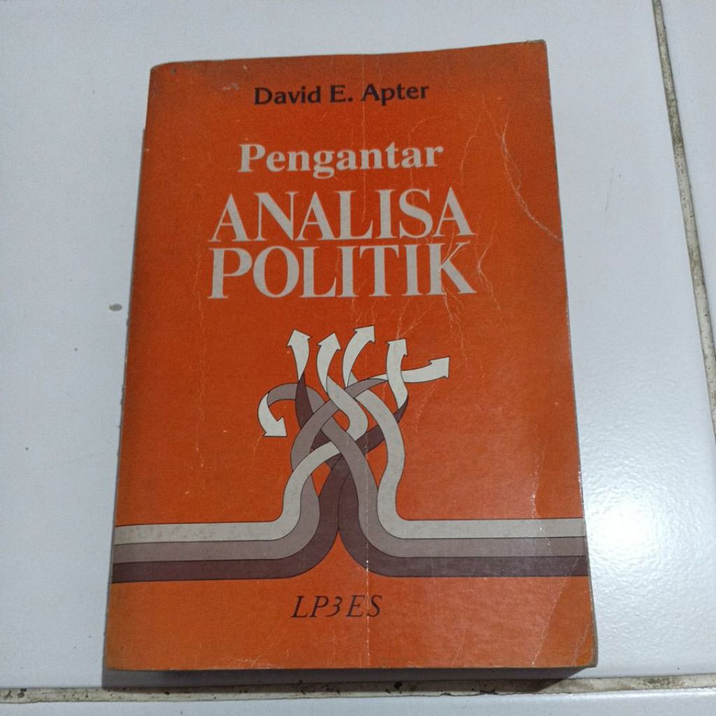 Buku pengantar analisa politik