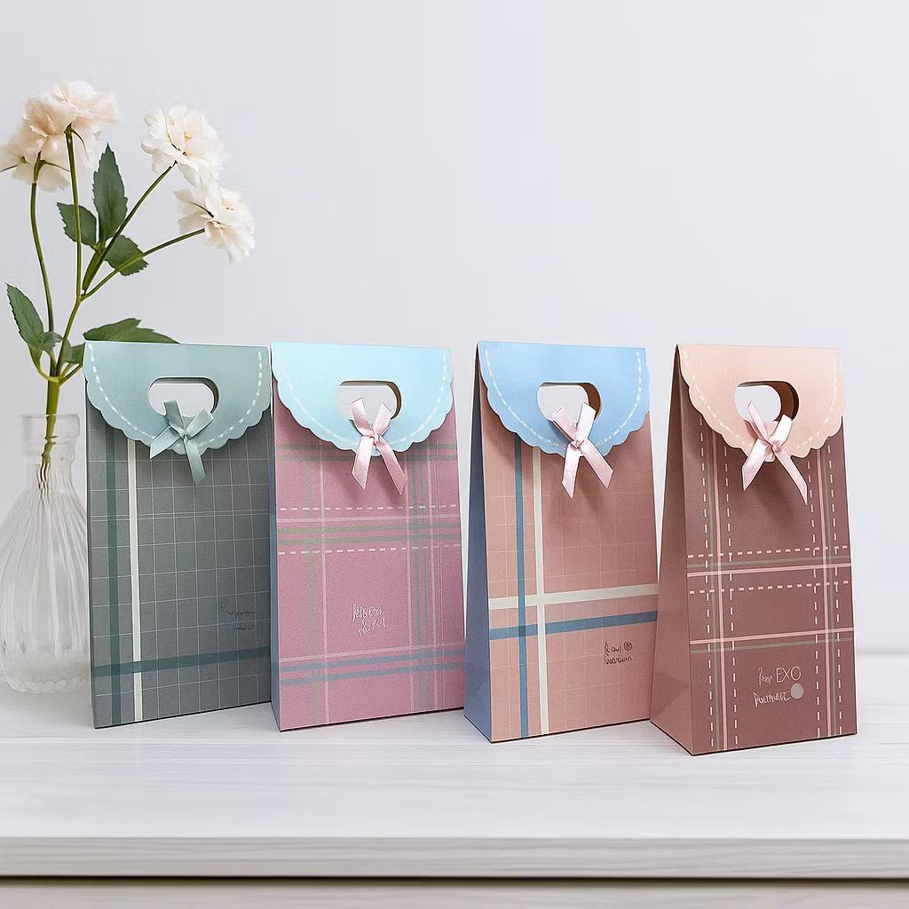 

PAPER BAG MOTIF RANDOM | TAS KADO KERTAS TEBAL MOTIF RANDOM | TAS BELANJA PAPER BAG | TAS SOUVENIR | BUNGKUS KADO SIMPEL | TEMPAT KADO