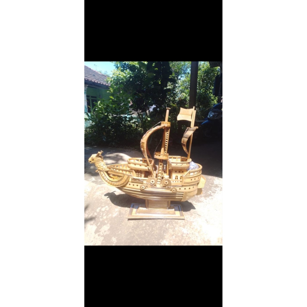 Miniature kapal kayu bajak laut