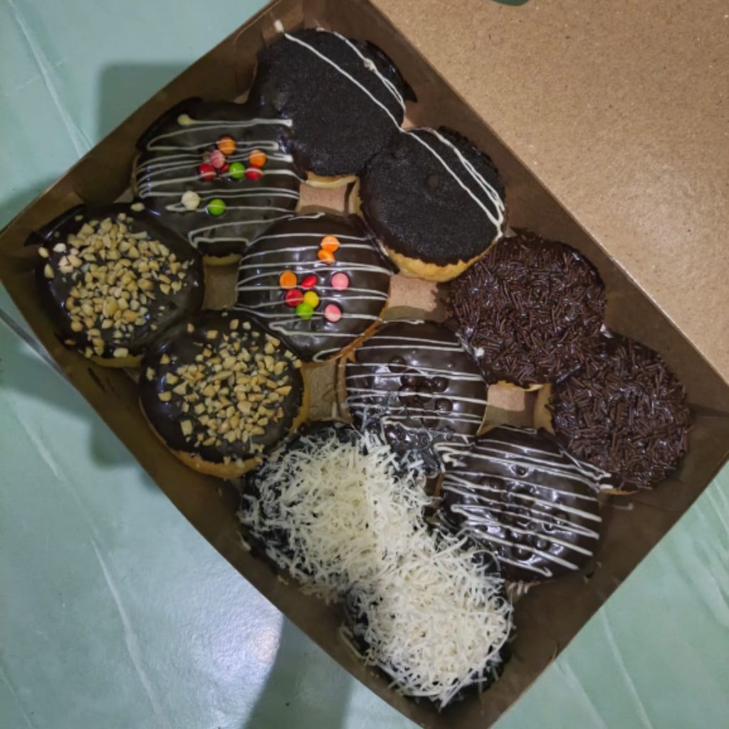 

DONAT VARIAN COKLAT ISI 12 PCS