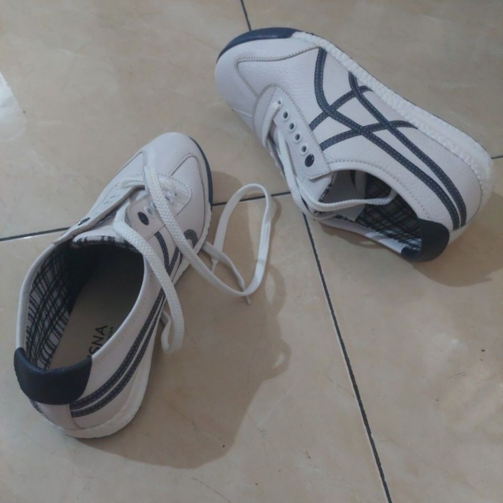 sepatu kets agisna