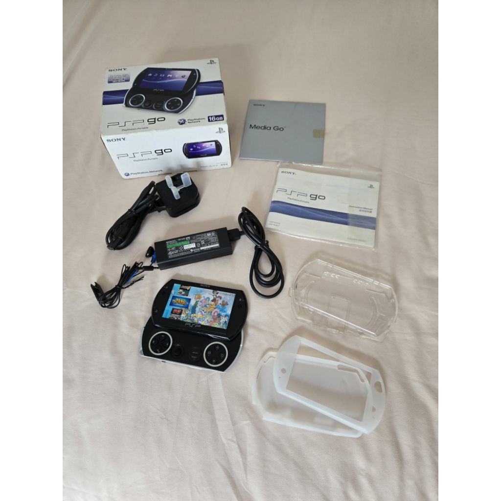 Sony PlayStation Portable PSP Go PSP-N1006 Black Compact Handheld Gaming 16GB - Fullset Like new 99,