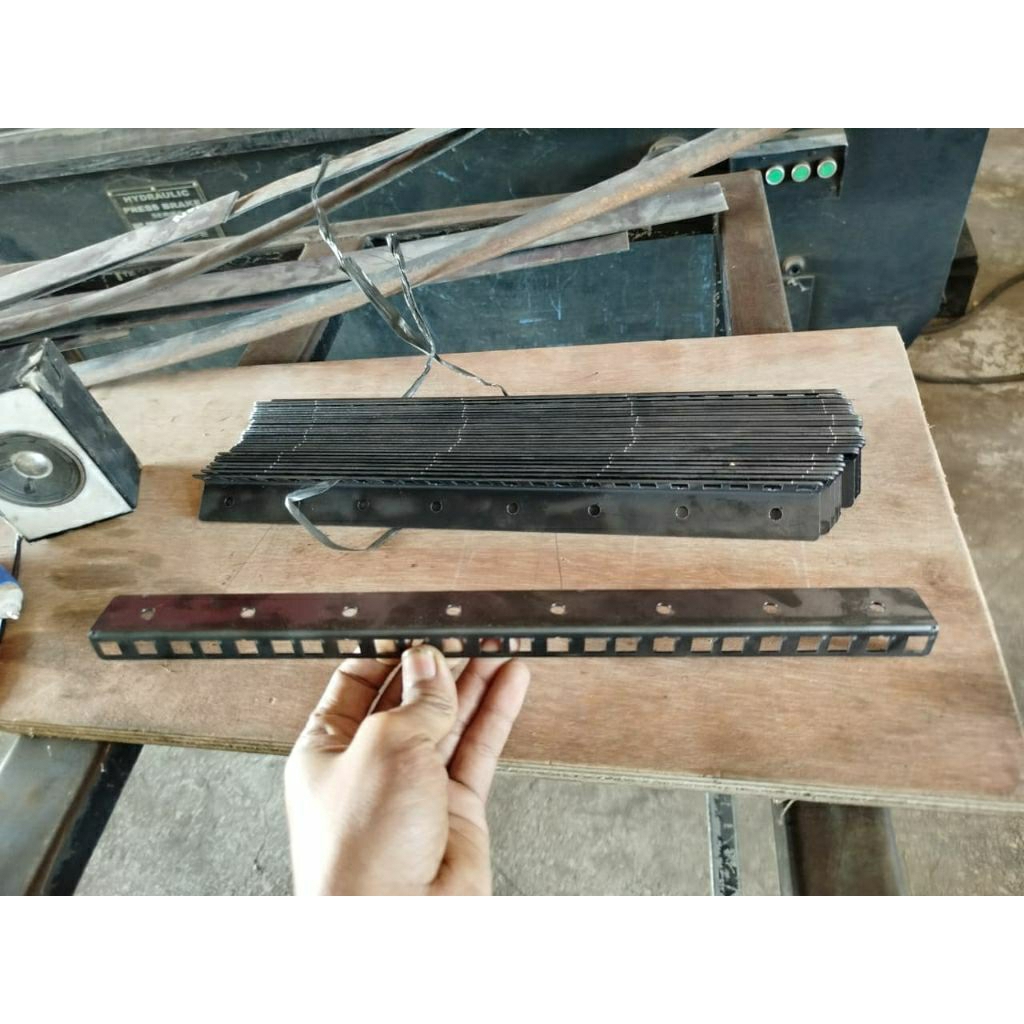 Rak siku plat besi lubang hitam kuat  hardcase 8U