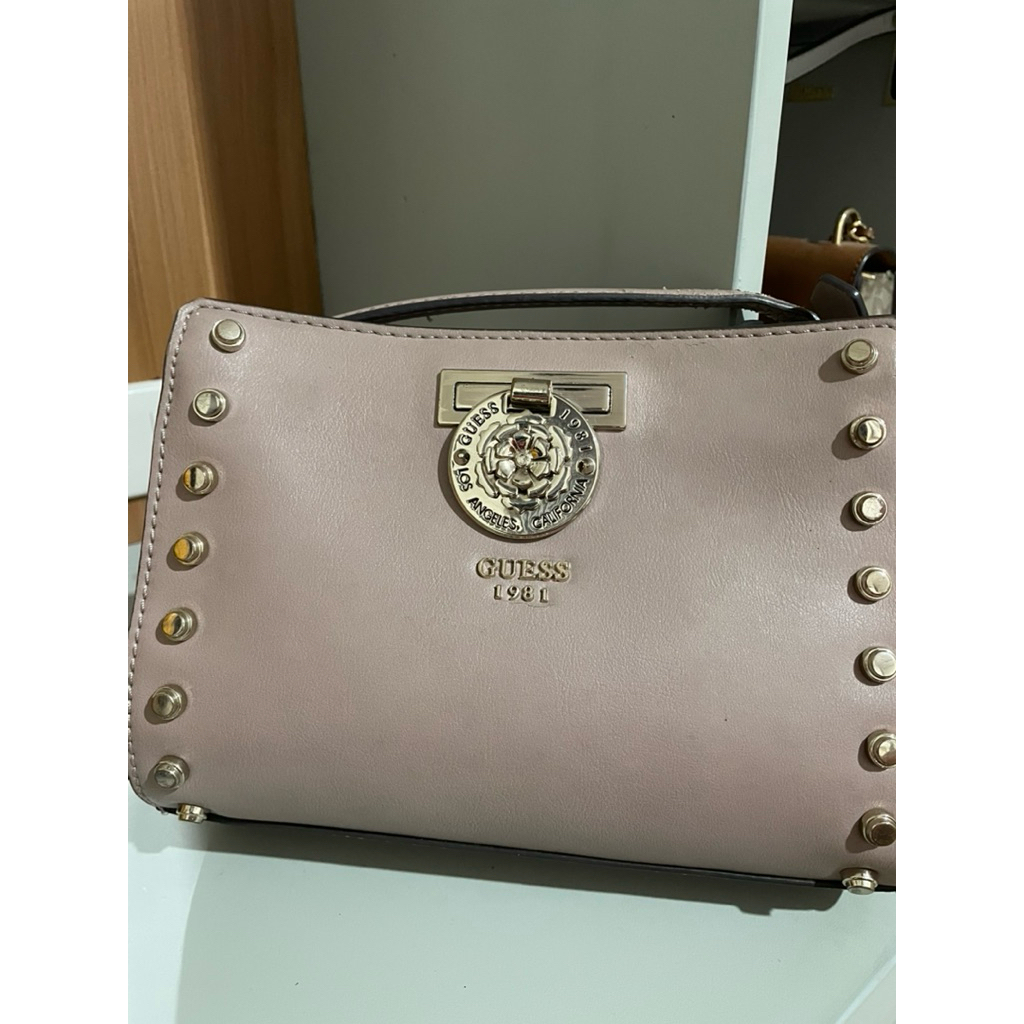 Preloved Tas Guess / Slingbag Guess / Crossbody Guess