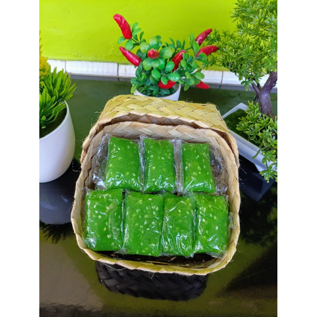 

Jenang RT-ne Jenang Ketan Asli Rasa Pandan, Packing Besek Isi 15 Pcs Real Taste
