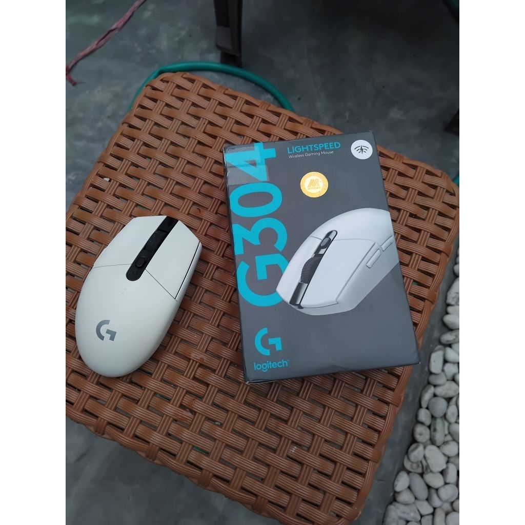 Mouse Logitech G304 Lightspeed 12000 Dpi Wireless Gaming Super Responsif - Bekas Rasa Baru