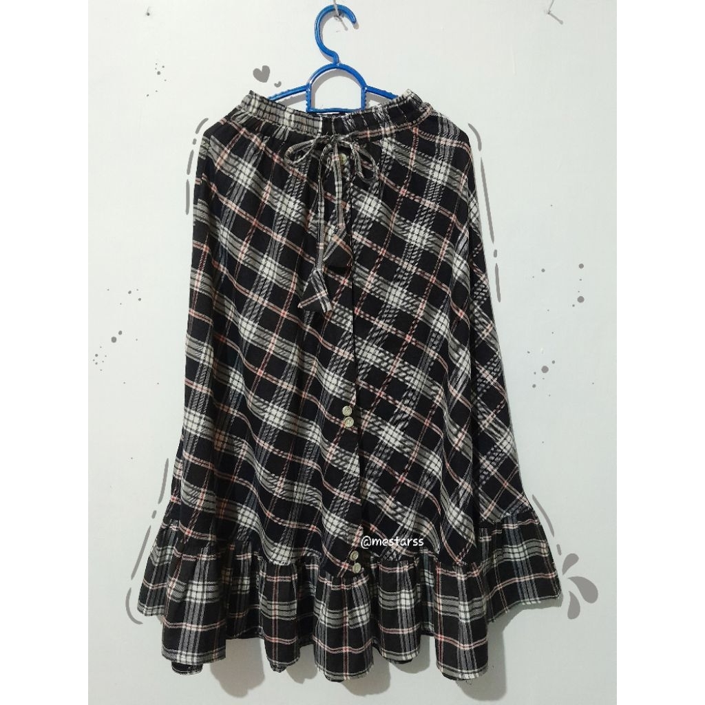 Preloved Rok flanel anak Rok Payung kotak-kotak hitam Rok Crinckle Rok Hijau
