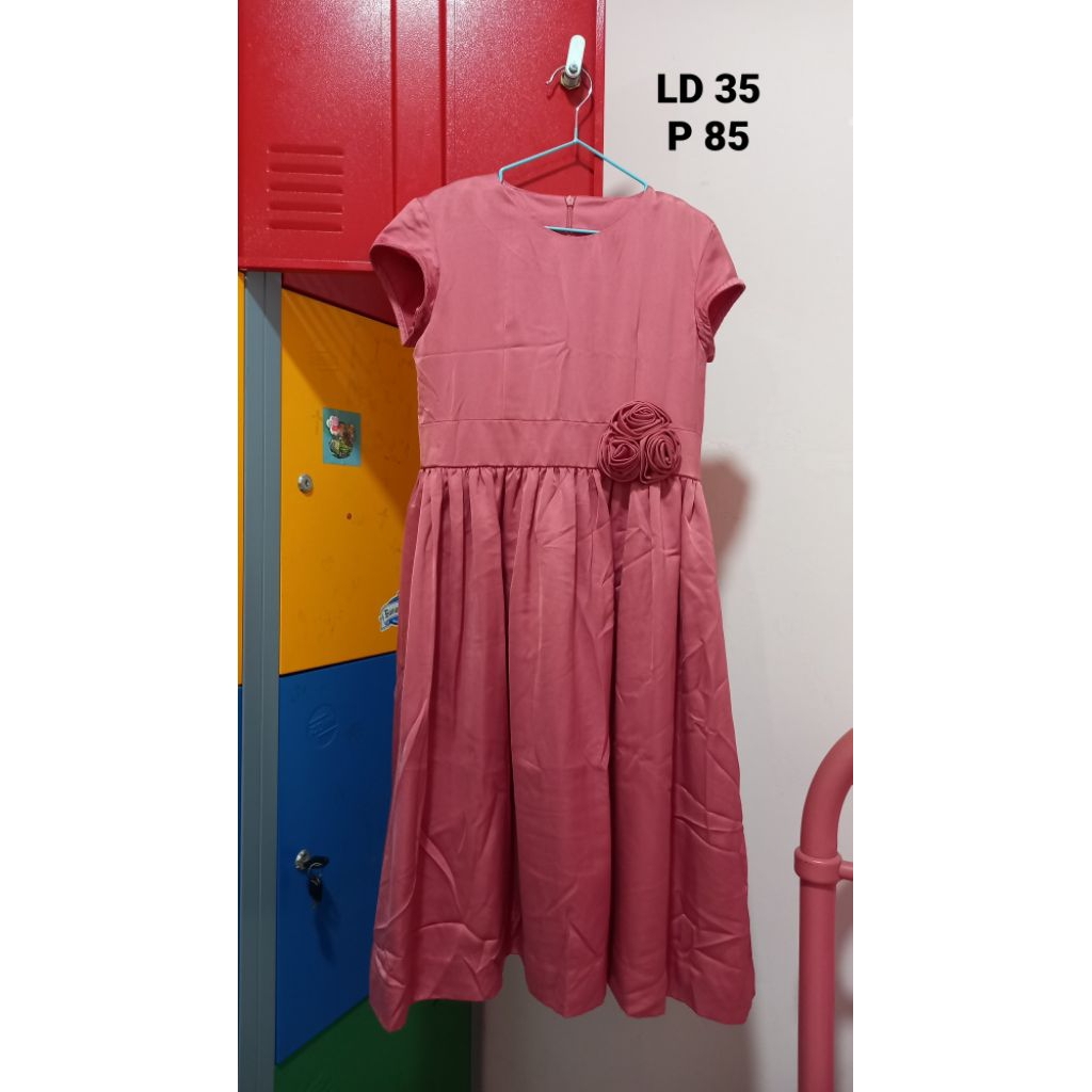 Dress pesta satin anak perempuan.